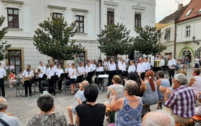 Neun Aufführungen traditioneller ungarndeutscher Volksmusik in der Innenstadt von Fünfkirchen