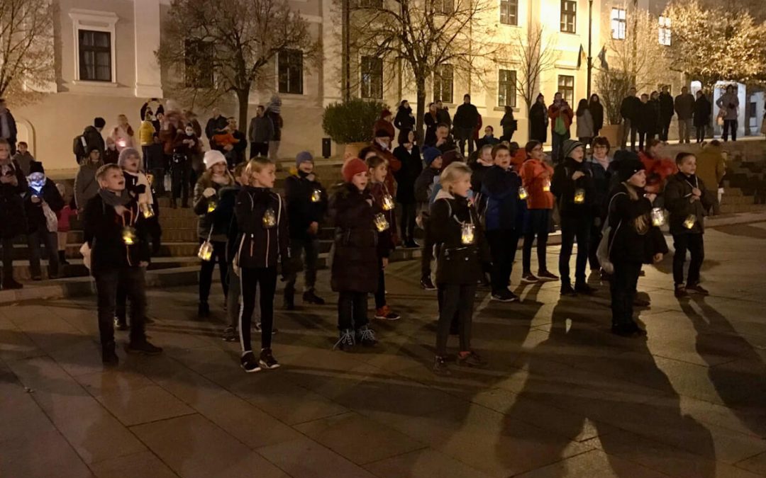 Márton-napi lampionos felvonulás több mint 500 diákkal Pécs főterén