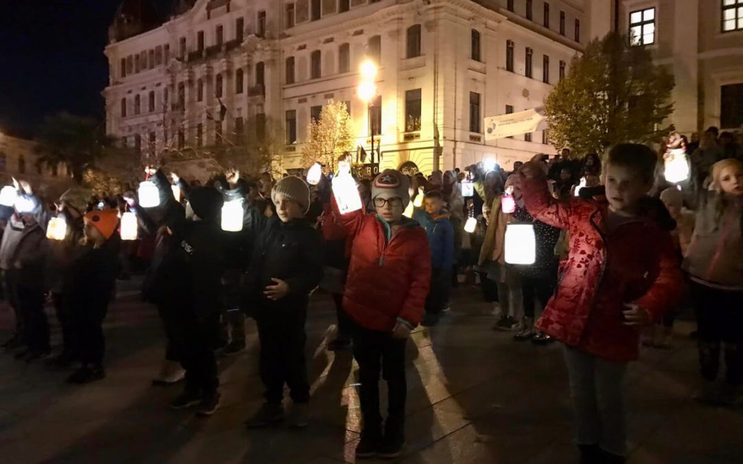 Nagyszabású Márton napi lampionos felvonulás a pécsi Széchenyi téren